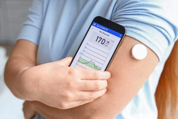 2026 生物反饋實測：使用者透過手機 App 監測 CGM (持續葡萄糖監測) 數據，量化飲食波動與多巴胺情緒起伏的因果關係。